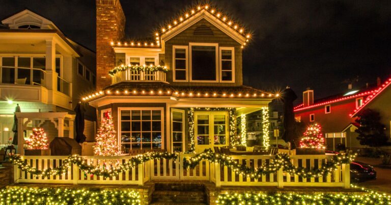 Buying or Selling a Home During the Holidays: Pros